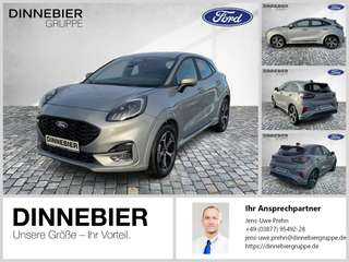 Schräge Frontansicht auf einen Ford Puma , freigestellt