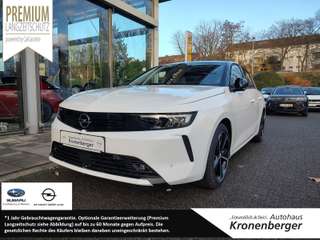 Schräge Frontansicht auf einen Opel Astra , freigestellt
