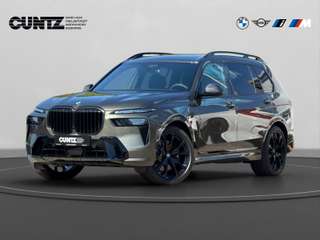 Schräge Frontansicht auf einen BMW X7 , freigestellt