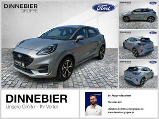 Schräge Frontansicht auf einen Ford Puma , freigestellt