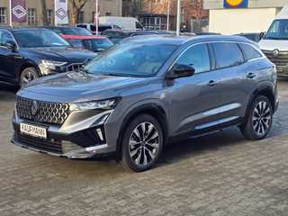 Schräge Frontansicht auf einen Renault Austral , freigestellt