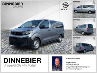 Schräge Frontansicht auf einen Opel Vivaro , freigestellt