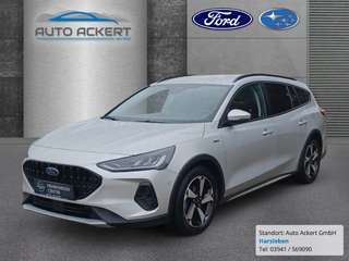 Schräge Frontansicht auf einen Ford Focus , freigestellt