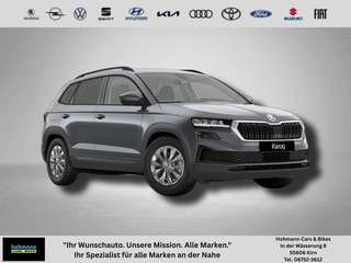 Schräge Frontansicht auf einen Skoda Karoq , freigestellt