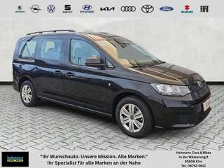 Schräge Frontansicht auf einen Volkswagen Caddy , freigestellt