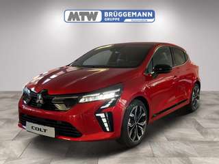 Schräge Frontansicht auf einen Mitsubishi Colt , freigestellt