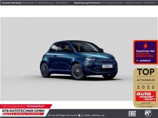 Schräge Frontansicht auf einen Fiat 500 , freigestellt