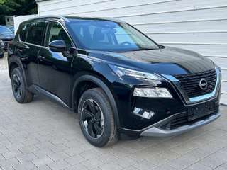 Schräge Frontansicht auf einen Nissan X-TRAIL , freigestellt