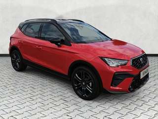 Schräge Frontansicht auf einen SEAT Arona , freigestellt