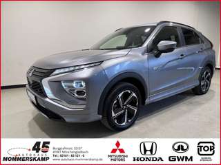 Schräge Frontansicht auf einen Mitsubishi Eclipse Cross , freigestellt