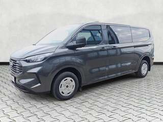 Schräge Frontansicht auf einen Ford Transit Custom , freigestellt