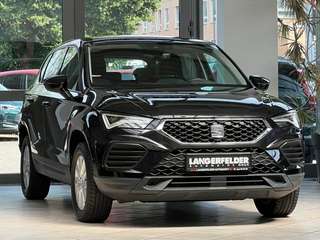 Schräge Frontansicht auf einen SEAT Ateca , freigestellt