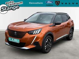 Schräge Frontansicht auf einen Peugeot 2008 , freigestellt
