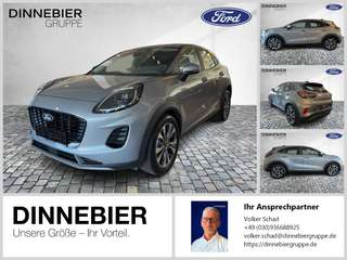 Schräge Frontansicht auf einen Ford Puma , freigestellt