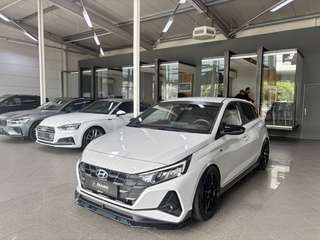 Schräge Frontansicht auf einen Hyundai i20 , freigestellt