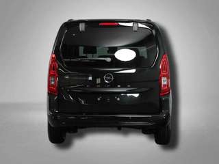 Schräge Frontansicht auf einen Opel Combo Life , freigestellt