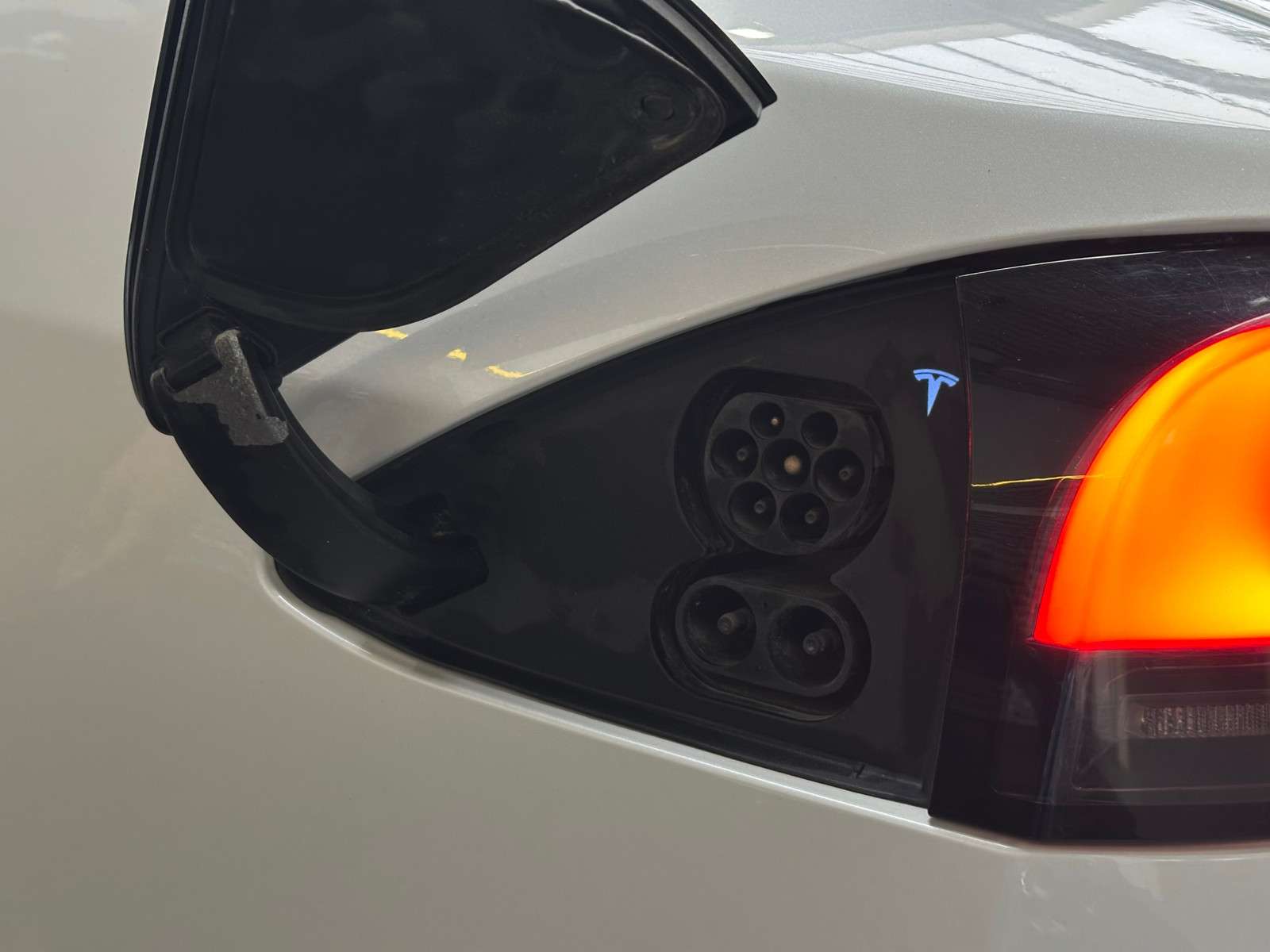 Fahrzeugbild eines TESLA Model S