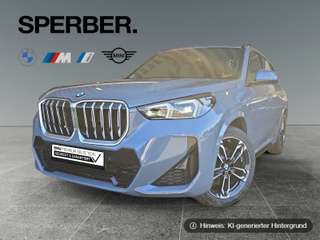 Schräge Frontansicht auf einen BMW X1 , freigestellt