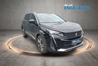 Schräge Frontansicht auf einen Peugeot 5008 , freigestellt