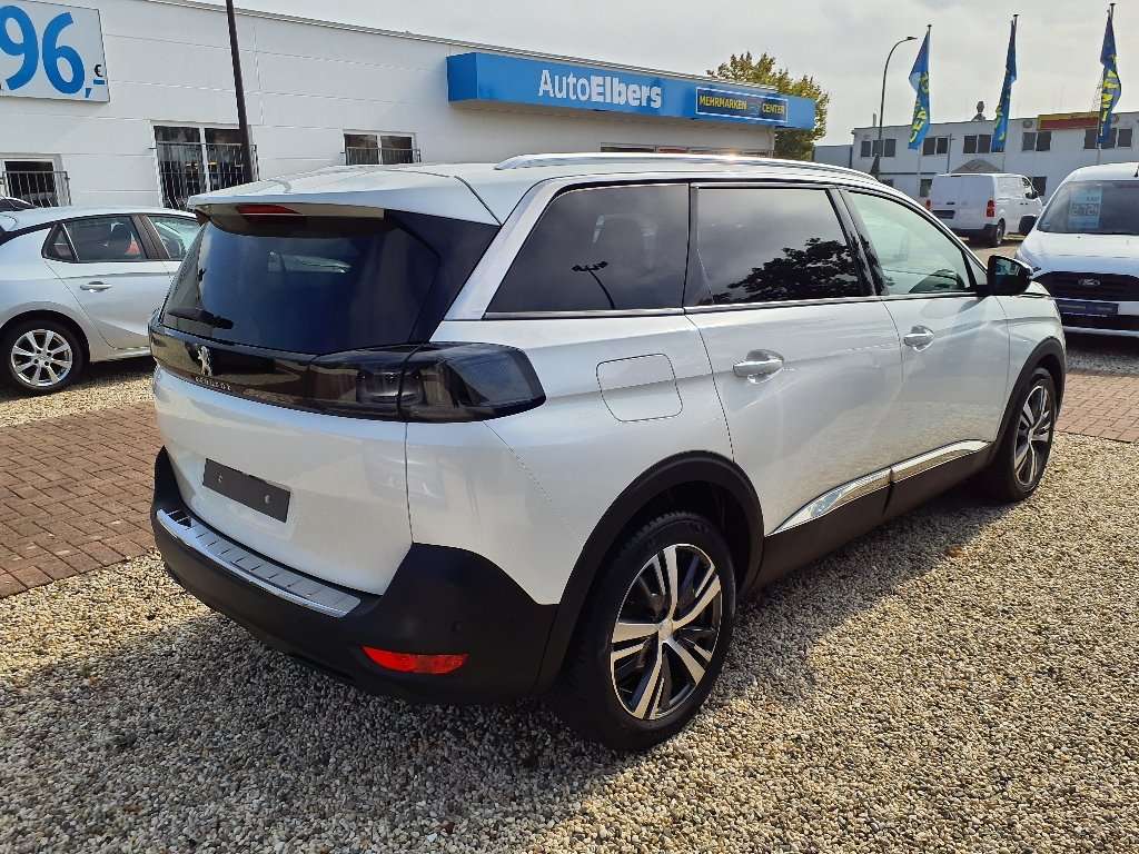 Fahrzeugbild eines Peugeot 5008
