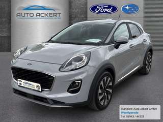 Schräge Frontansicht auf einen Ford Puma , freigestellt