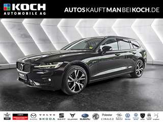 Schräge Frontansicht auf einen Volvo V60 , freigestellt