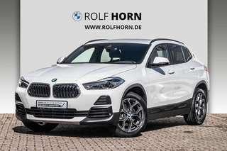 Schräge Frontansicht auf einen BMW X2 , freigestellt
