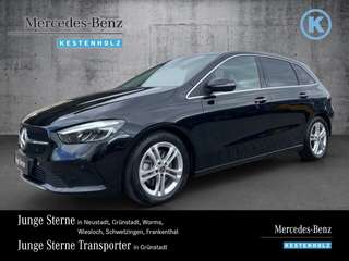 Schräge Frontansicht auf einen Mercedes-Benz B-Klasse , freigestellt