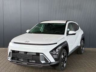 Schräge Frontansicht auf einen Hyundai Kona , freigestellt