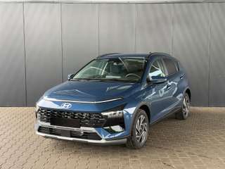 Schräge Frontansicht auf einen Hyundai Bayon , freigestellt