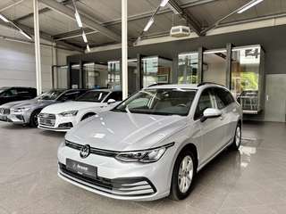 Schräge Frontansicht auf einen Volkswagen Golf , freigestellt