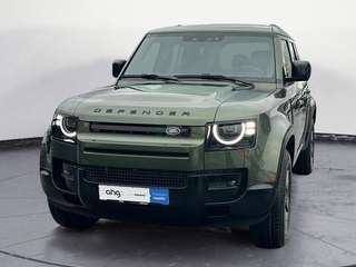 Schräge Frontansicht auf einen Land Rover Defender , freigestellt