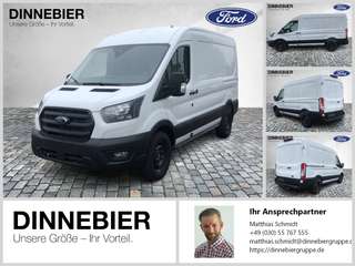 Schräge Frontansicht auf einen Ford Transit , freigestellt
