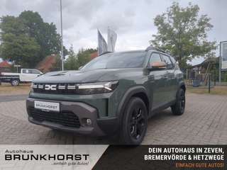 Schräge Frontansicht auf einen Dacia Duster , freigestellt