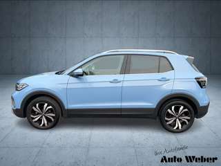 Schräge Frontansicht auf einen Volkswagen T-Cross , freigestellt
