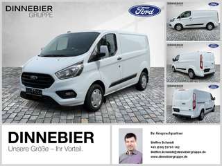 Schräge Frontansicht auf einen Ford Transit Custom , freigestellt