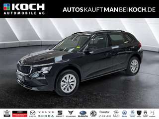 Schräge Frontansicht auf einen Skoda Kamiq , freigestellt