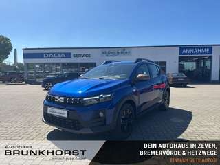 Schräge Frontansicht auf einen Dacia Sandero , freigestellt