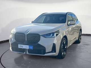 Schräge Frontansicht auf einen BMW X3 , freigestellt