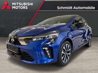 Schräge Frontansicht auf einen Mitsubishi Colt , freigestellt