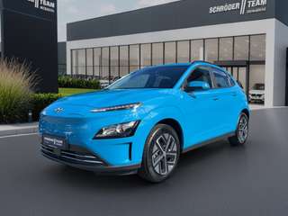 Schräge Frontansicht auf einen Hyundai Kona Elektro , freigestellt