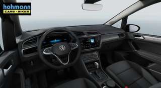 Schräge Frontansicht auf einen Volkswagen Touran , freigestellt