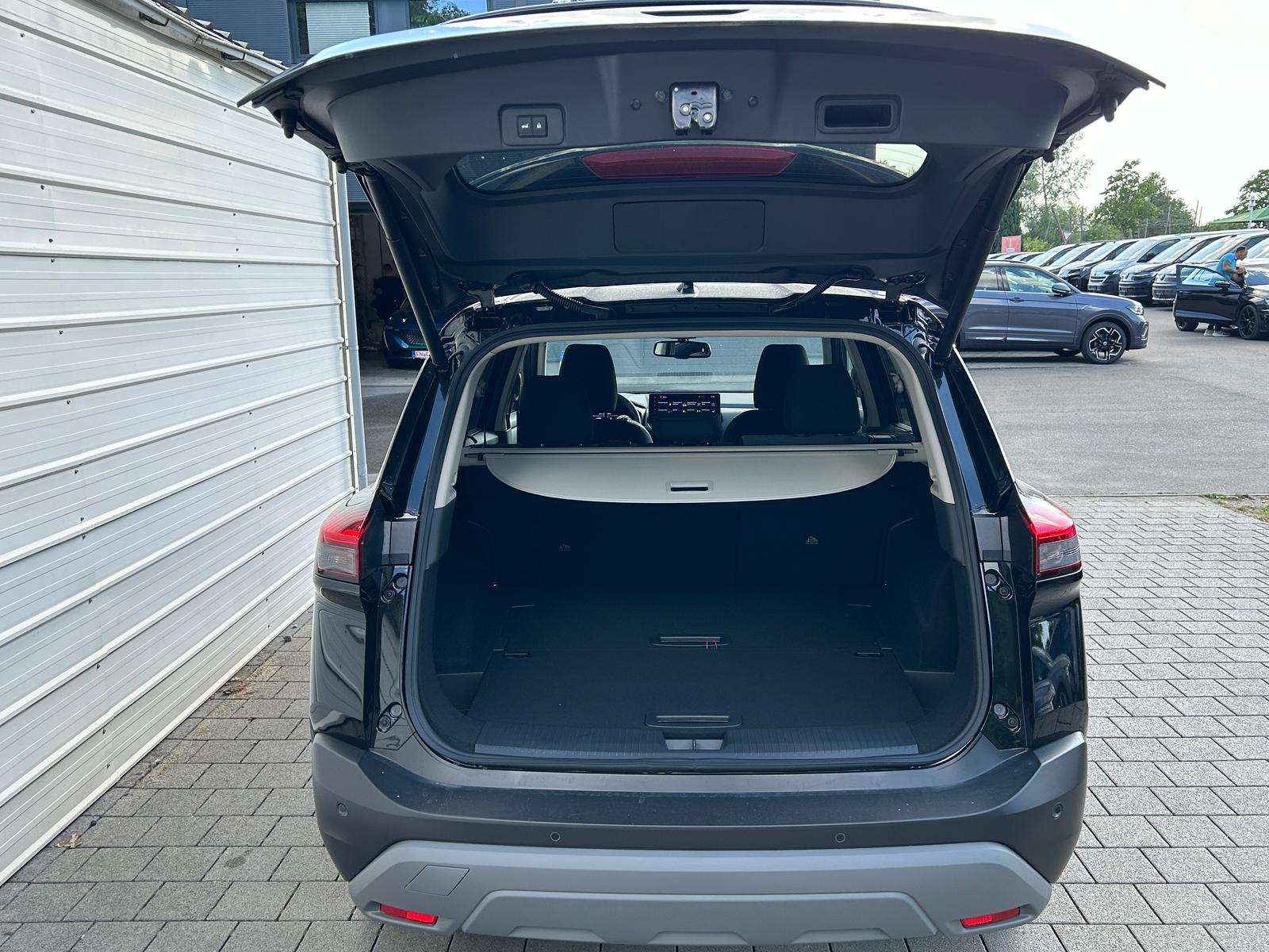 Fahrzeugbild eines Nissan X-TRAIL