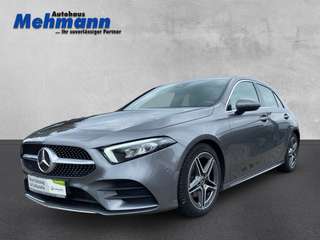 Schräge Frontansicht auf einen Mercedes-Benz A-Klasse , freigestellt