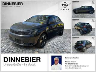 Schräge Frontansicht auf einen Opel Corsa , freigestellt