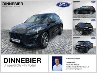 Schräge Frontansicht auf einen Ford Kuga , freigestellt