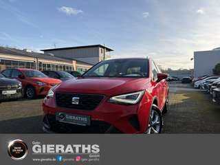 Schräge Frontansicht auf einen SEAT Arona , freigestellt