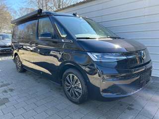 Schräge Frontansicht auf einen Volkswagen California , freigestellt