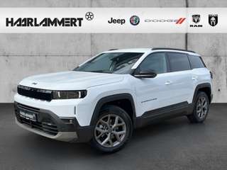 Schräge Frontansicht auf einen Jeep Compass , freigestellt