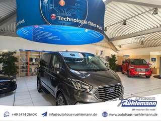 Schräge Frontansicht auf einen Ford Tourneo Custom , freigestellt